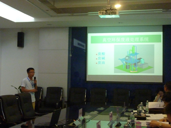 佛真代表講解&ldquo;真空環(huán)保廢液處理系統(tǒng)&rdquo;現(xiàn)場